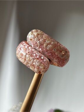 Vintage 1950s Lucite Clamper with Pink Confetti and Seashells